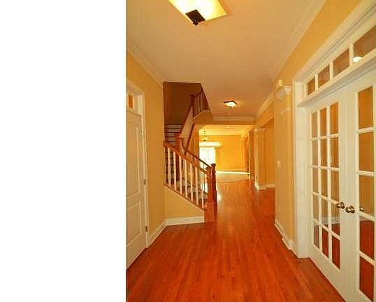 2nd image of 720 Idlewyld Dr