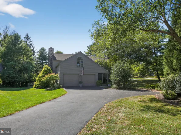 1 Fox Pond Dr, Spring House, PA 19477