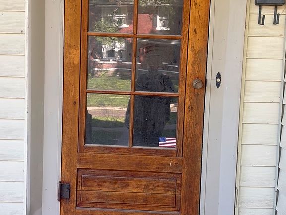 5th image of 402 N Linn St