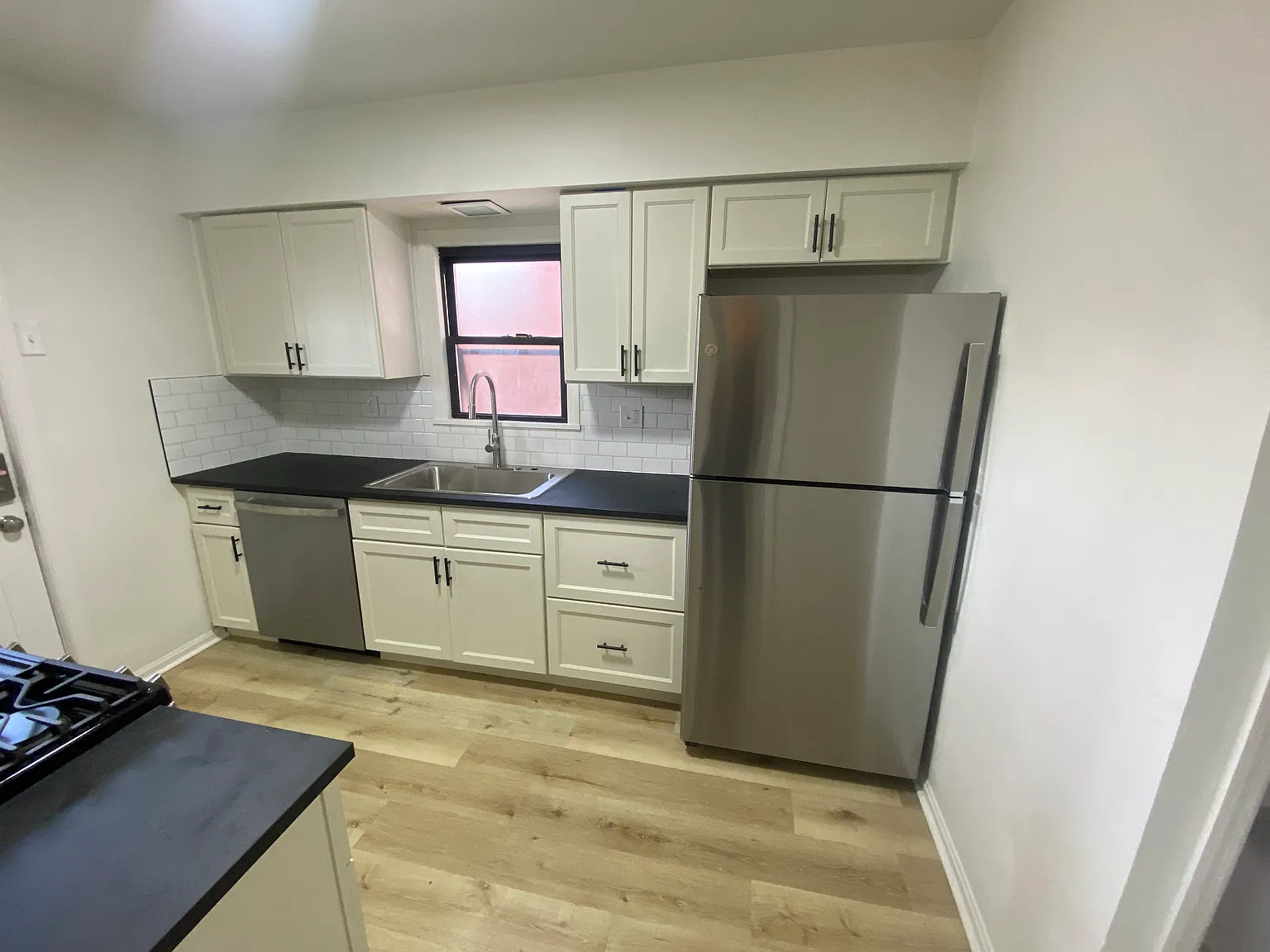 3 bed, 1.5 bath, 1290 sqft, $1,600 — Photo 2