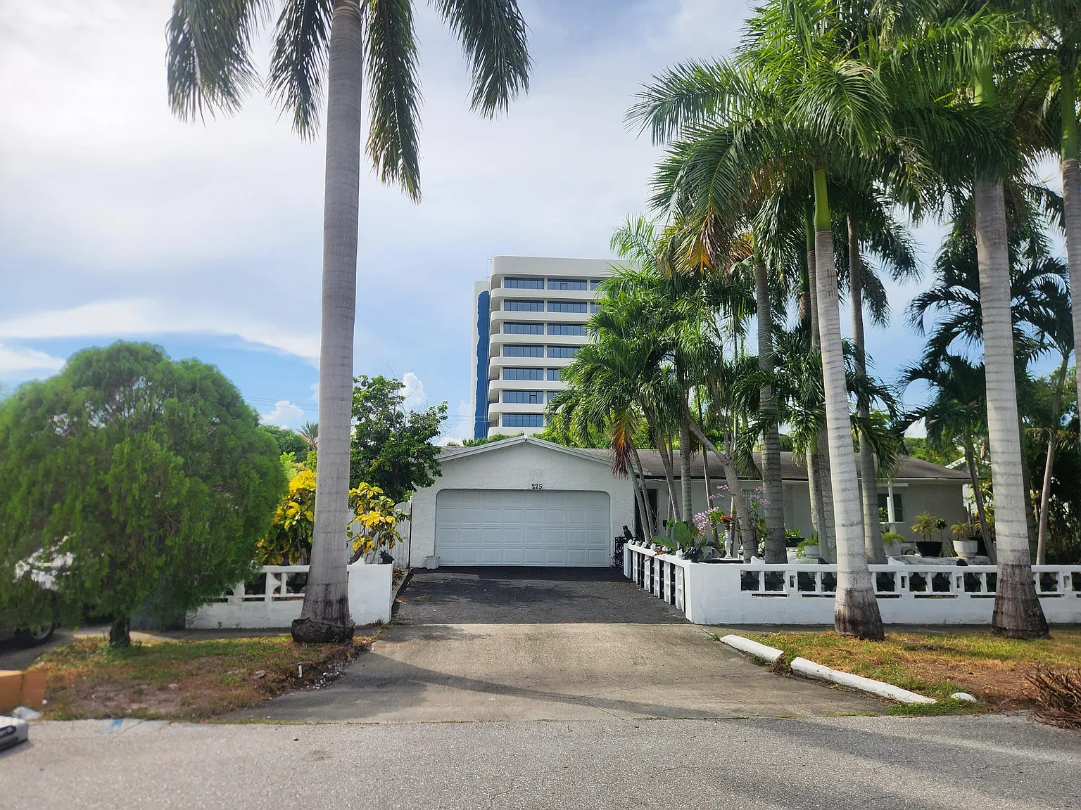 3 bed, 2.0 bath, 2063 sqft, $3,100 — Photo 2