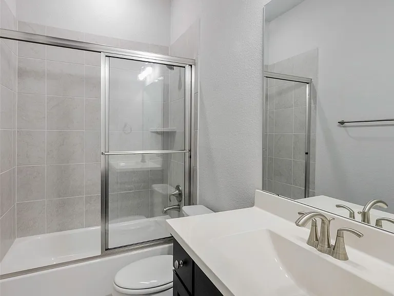 Common Bathroom 3