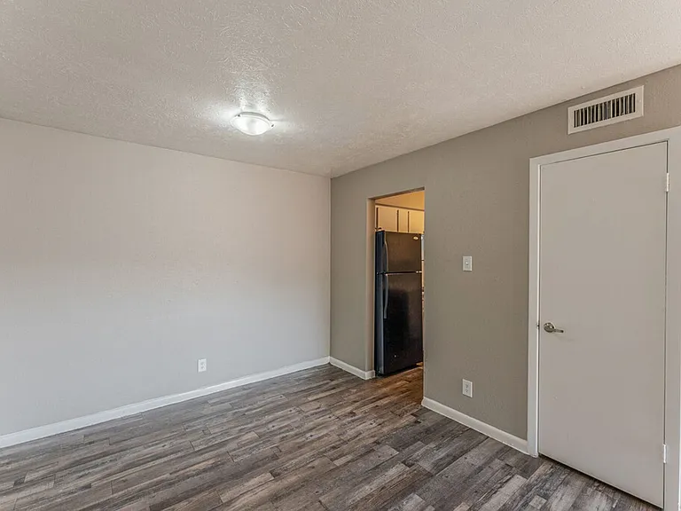 South Crest Apartments: All Bills Paid -Dazzling Dallas Apartments in Quiet Area! — Photo 18