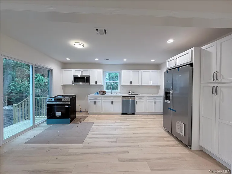 102 Pulaski Rd — Photo 2