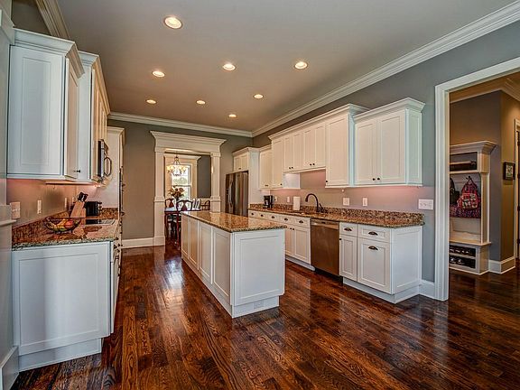 5th image of 2810 Craythorne Dr