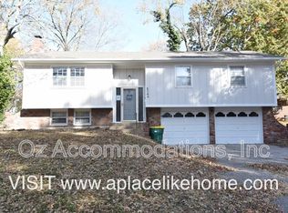 8206 W 57th Ter, Overland Park, KS 66202