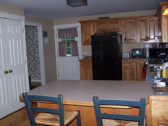 eat at counter in kitchen