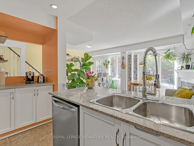 28 Laidlaw St #1612 — Photo 9