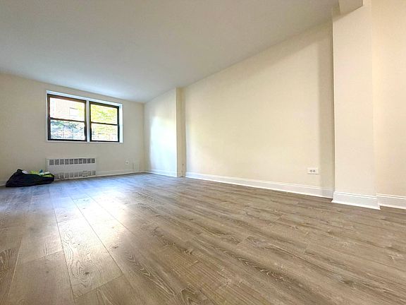2nd image of 1355 E 18th St #Le