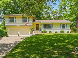 8904 W 72nd St, Prairie Village, KS 66204