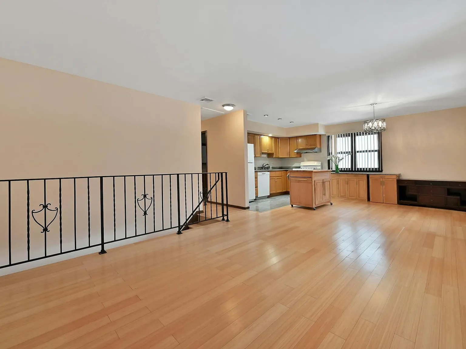 4 bed, 1944 sqft, $4,200 — Photo 3