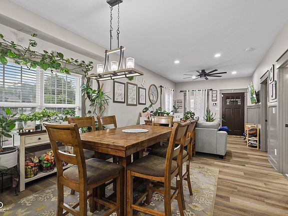 3rd image of 3058 Newton Ave