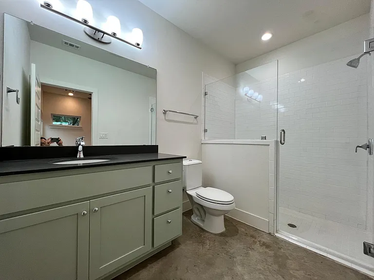 Master bedroom - attached bathroom
