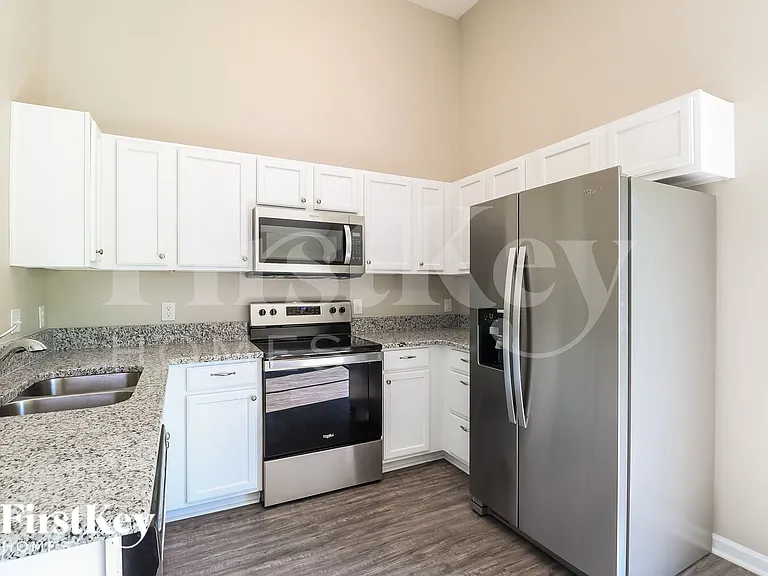 7307 Woodbourne Ln — Photo 8