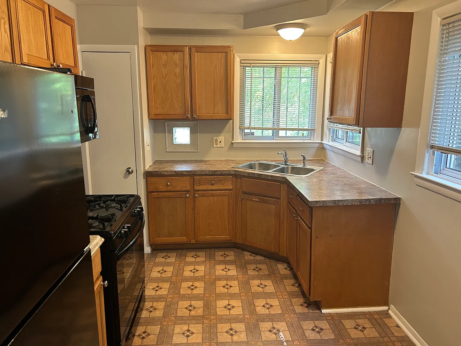 3 bed, 1.5 bath, 1068 sqft, $1,700 — Photo 2