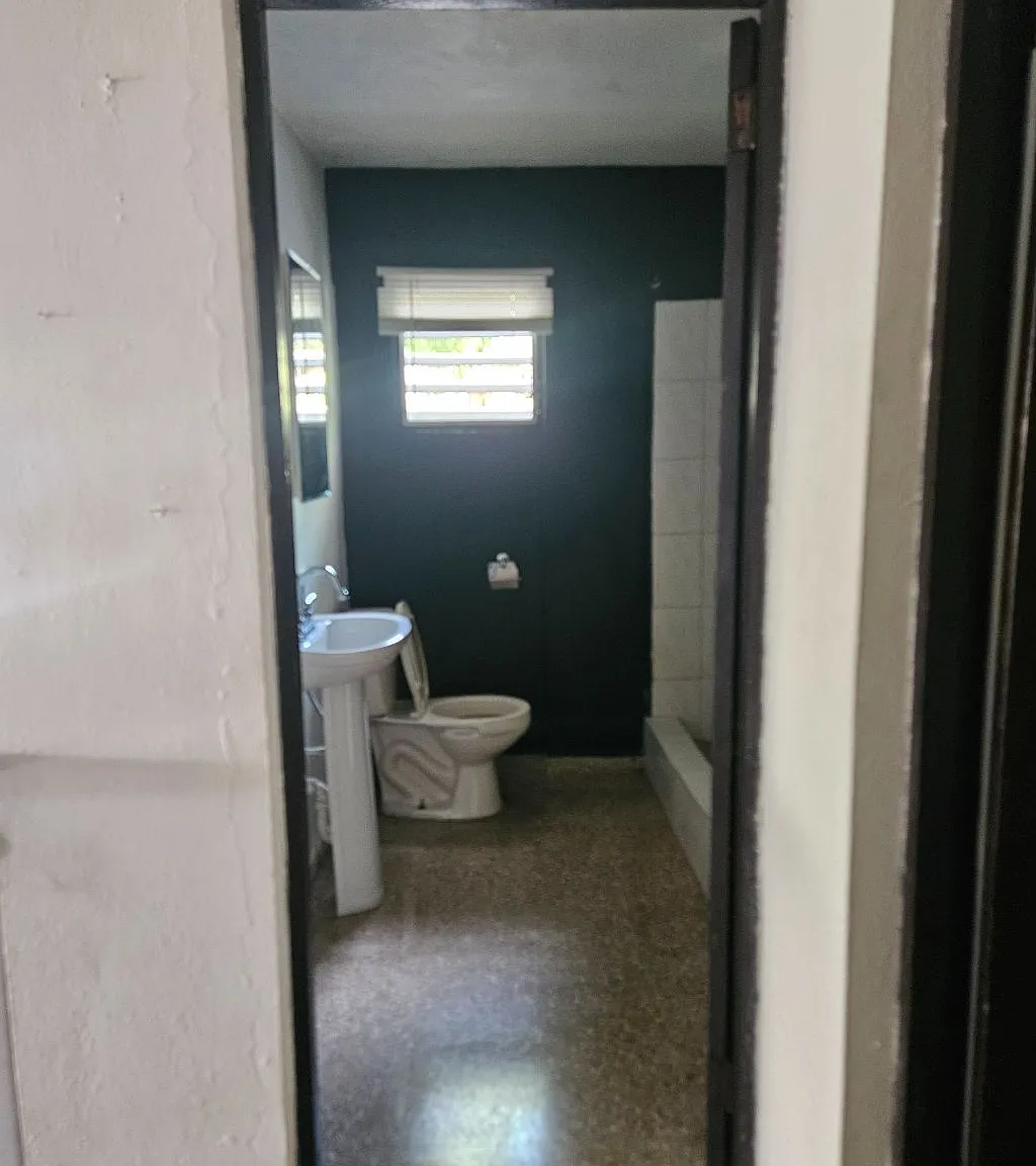 3 bed, 1.0 bath, 1365 sqft, $1,000 — Photo 2