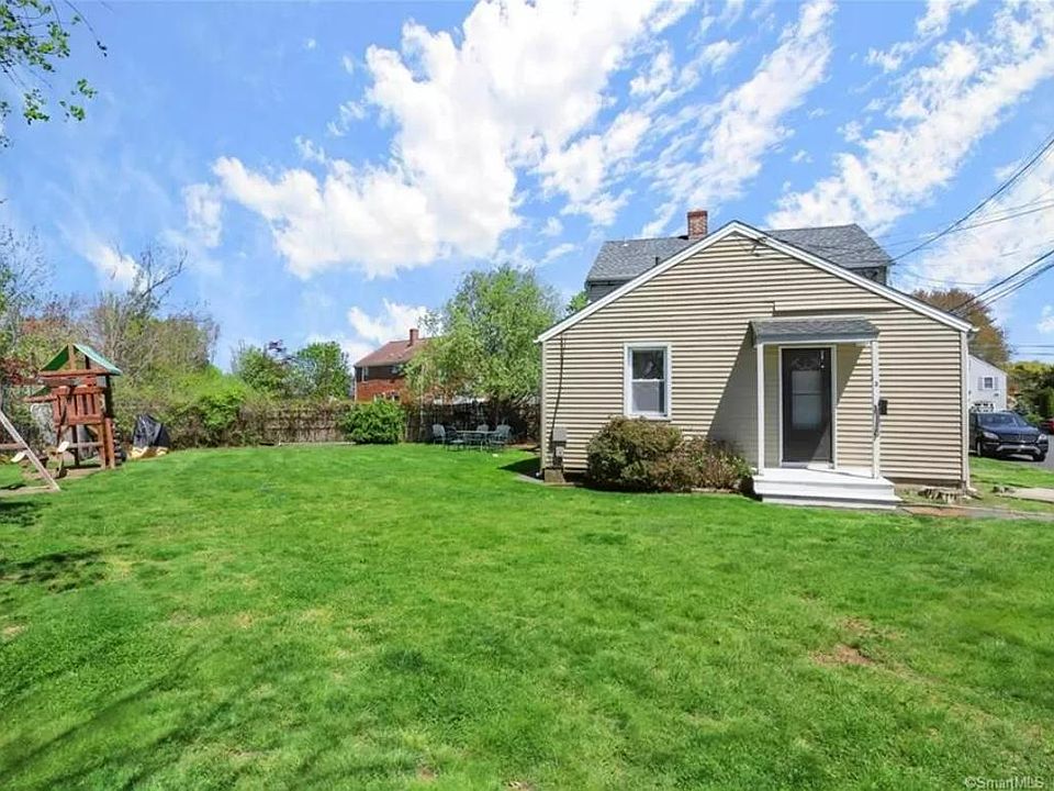 Unit Private Entrance + shared yard