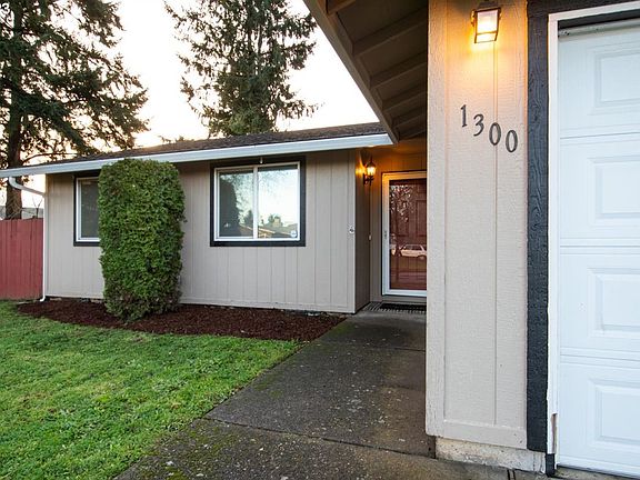 2nd image of 1300 SE Briarwood Dr