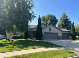 1226 Burbank Cir, Grand Forks, ND 58201