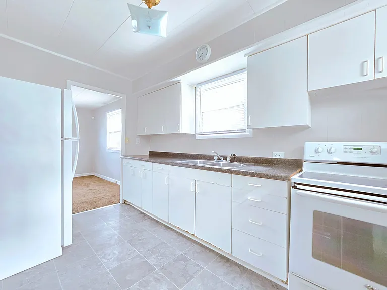 729 N Elmer St — Photo 5