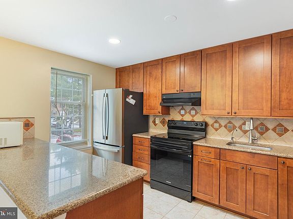 3rd image of 9810 Rainleaf Ct
