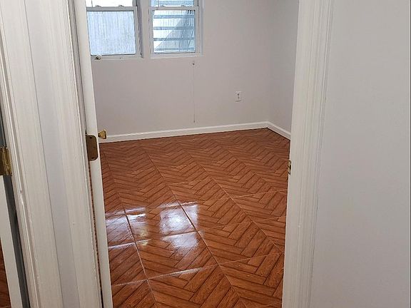 4th image of 3743 Lyme Ave #1