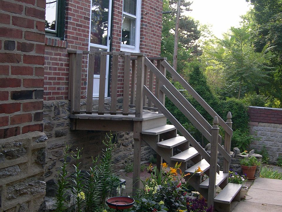 2nd image of 404 E Allens Ln