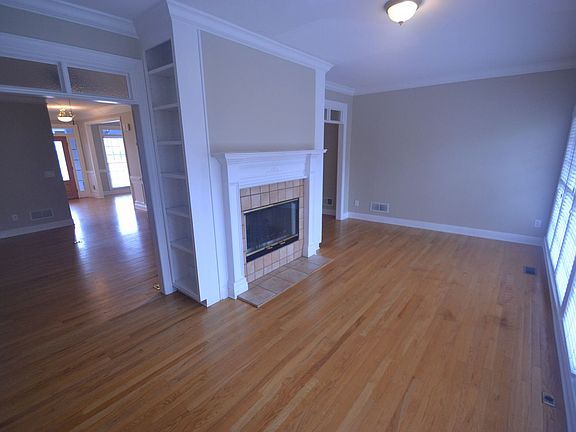 4th image of 604 Peach Pl