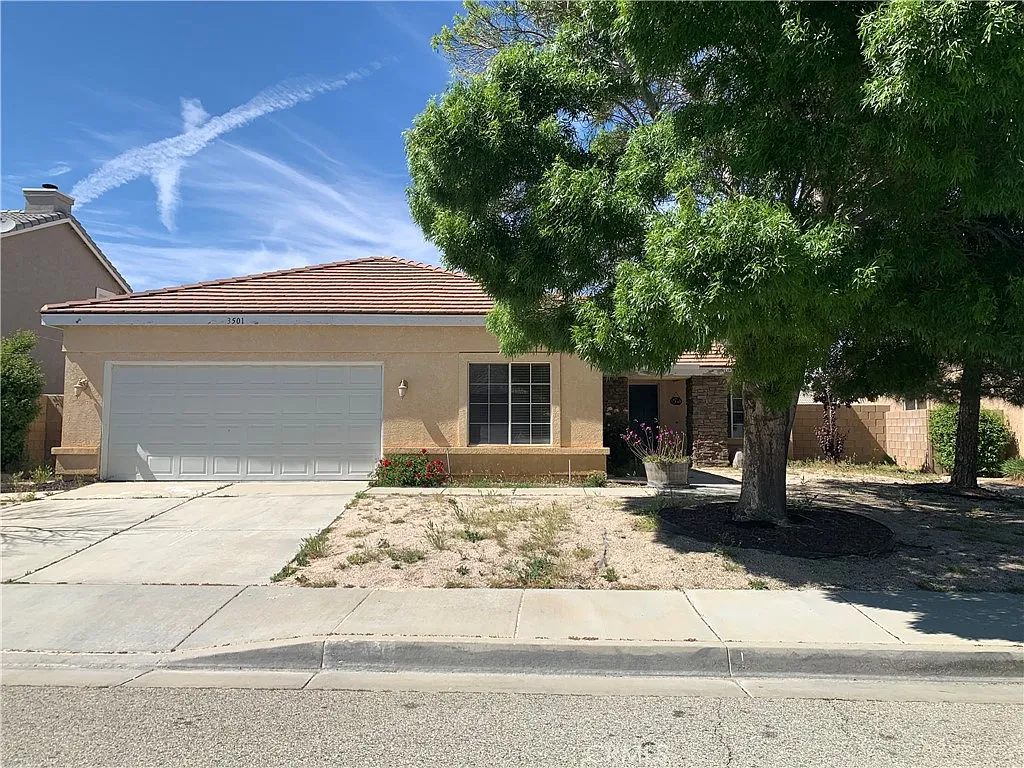 3 bed, 1950 sqft, $2,700 — Photo 3