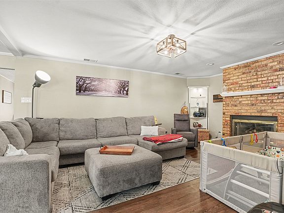 5th image of 325 Clary Dr