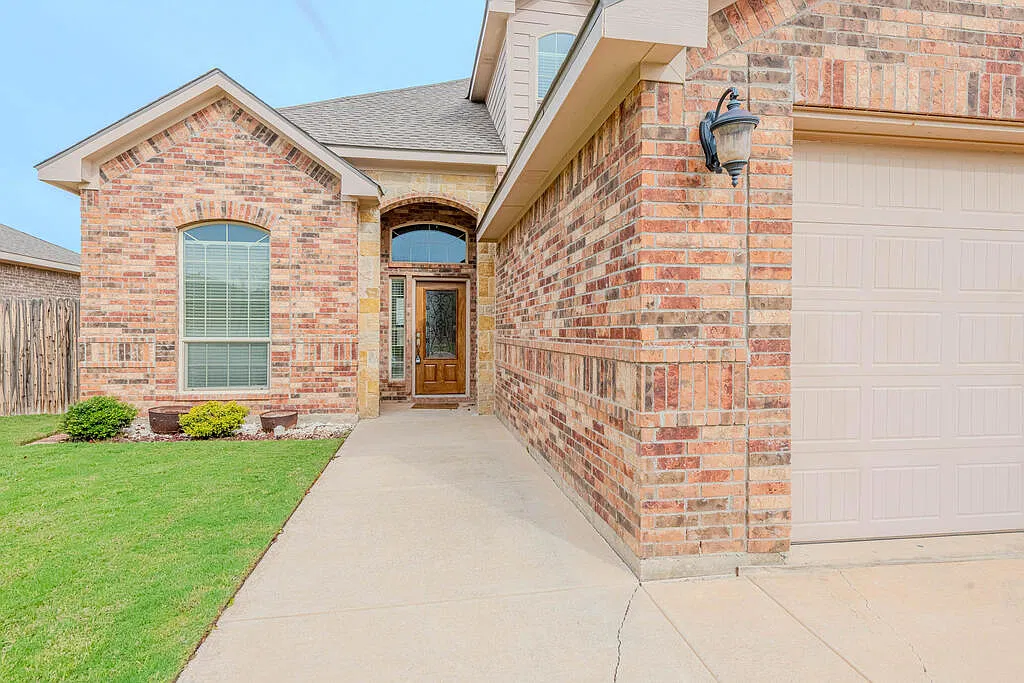 4 bed, 2.5 bath, 2492 sqft, $3,000 — Photo 2