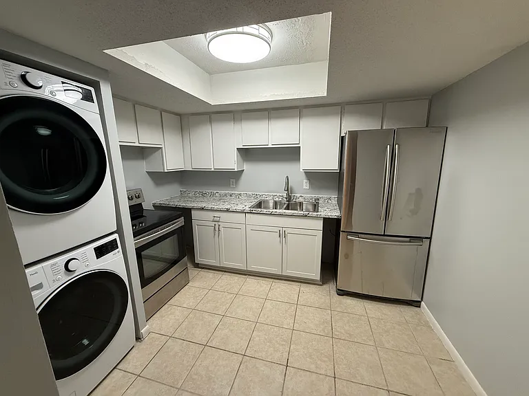 586 Bahia Cir #B — Photo 2