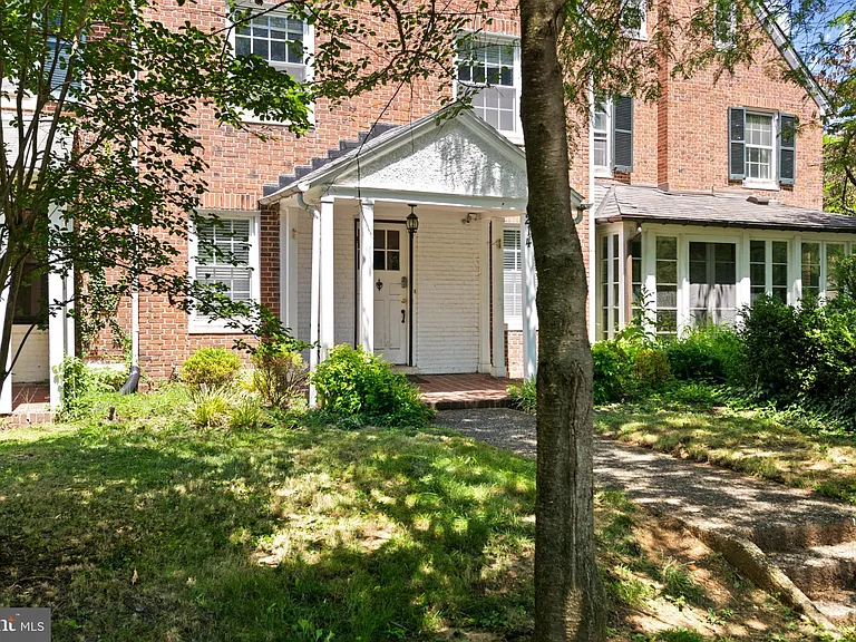 214 E University Pkwy — Photo 1