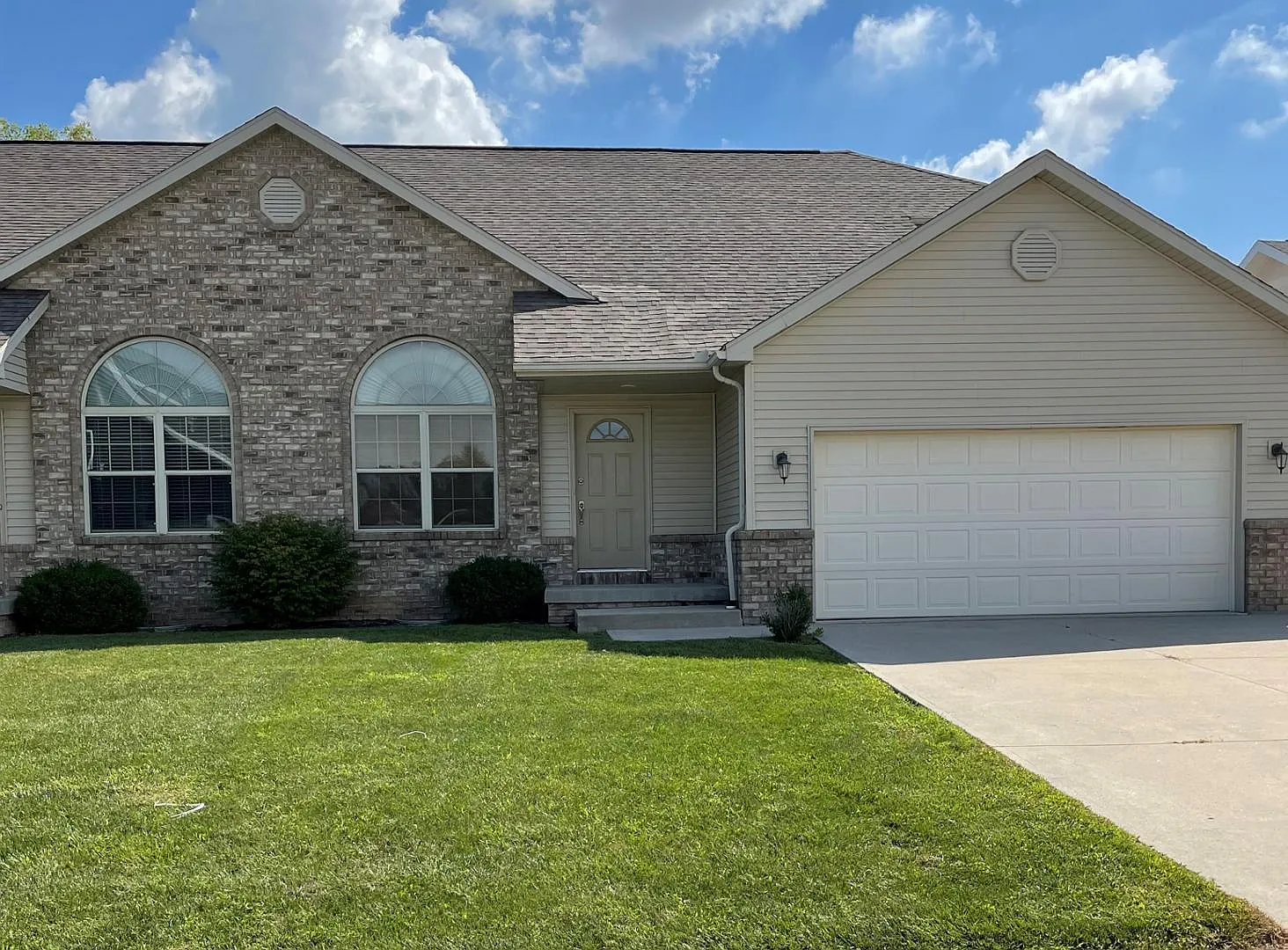 2 bed, 2.5 bath, 1629 sqft, $1,600 — Photo 1