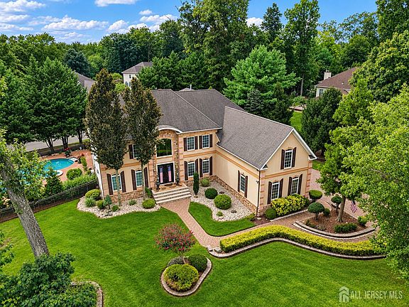 2nd image of 2 Lexington Ct