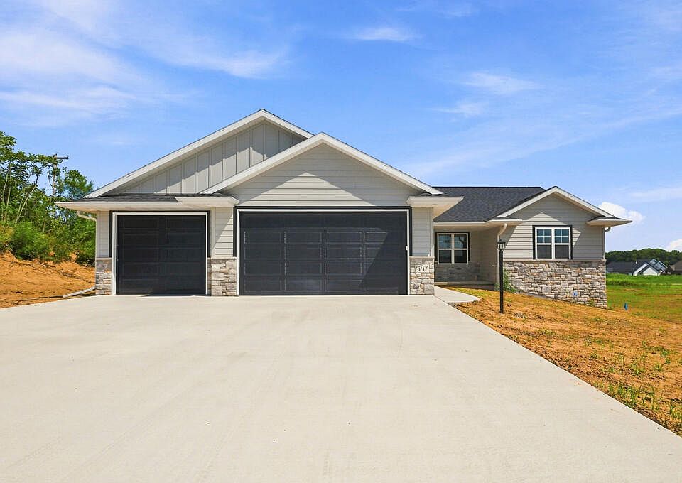 1st image of 587 Emerald Isle Ct