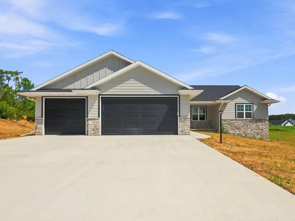 587 Emerald Isle Ct, Wrightstown, WI 54180