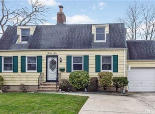 35 Berwick Rd, Hewlett, NY 11557