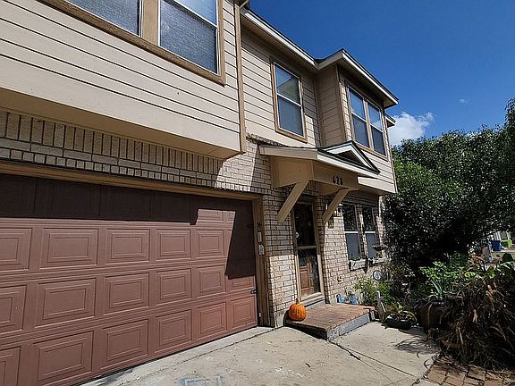 2nd image of 628 NW Crossing Dr