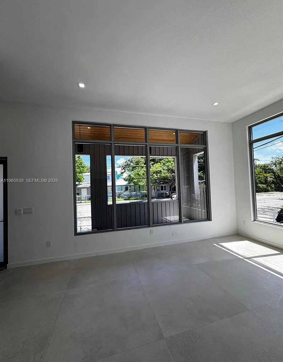 4 bed, 2.5 bath, 2170 sqft, $10,000 — Photo 2