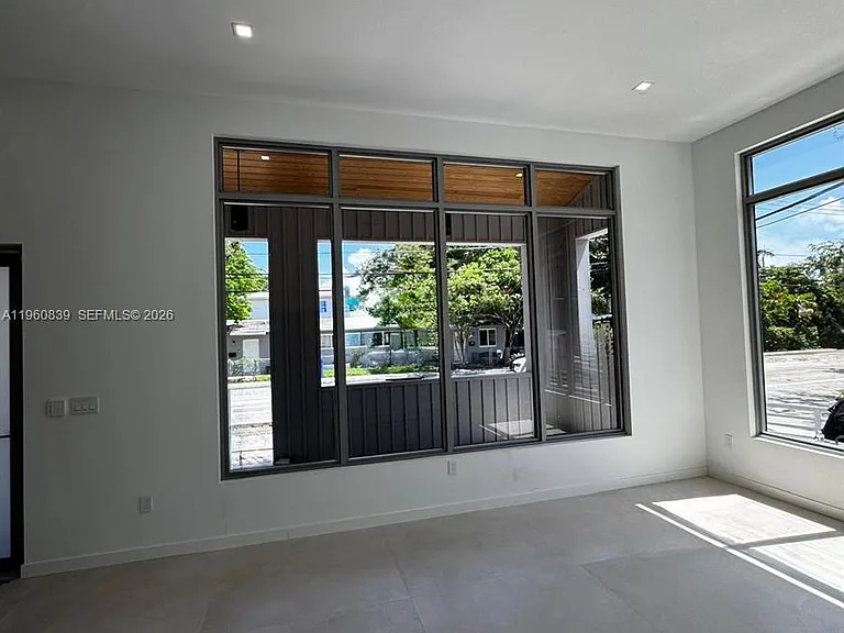 3204 Plaza St — Photo 2
