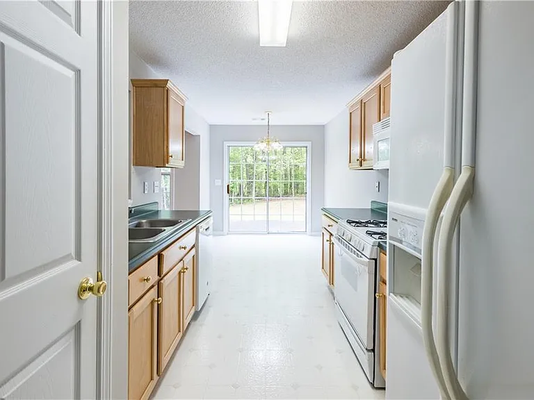 227 Westwind Dr — Photo 4