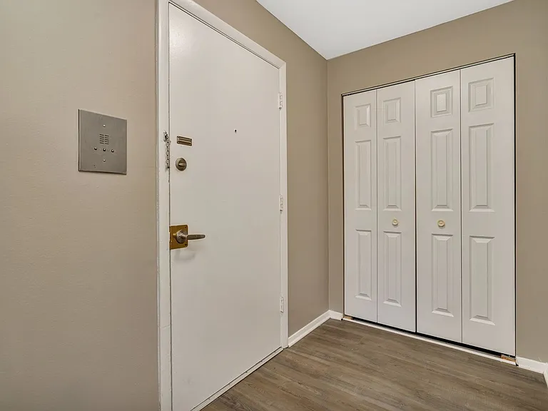 Lakeside Village Apartments — Photo 83