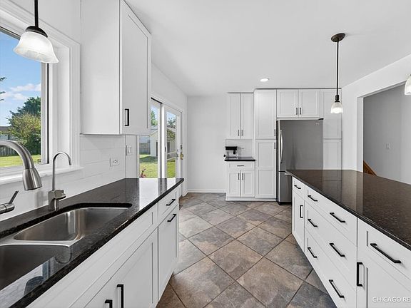 5th image of 909 Northfield Ave