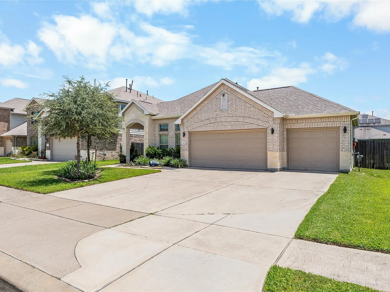 3 bed, 2.0 bath, 2009 sqft, $2,300 — Photo 3