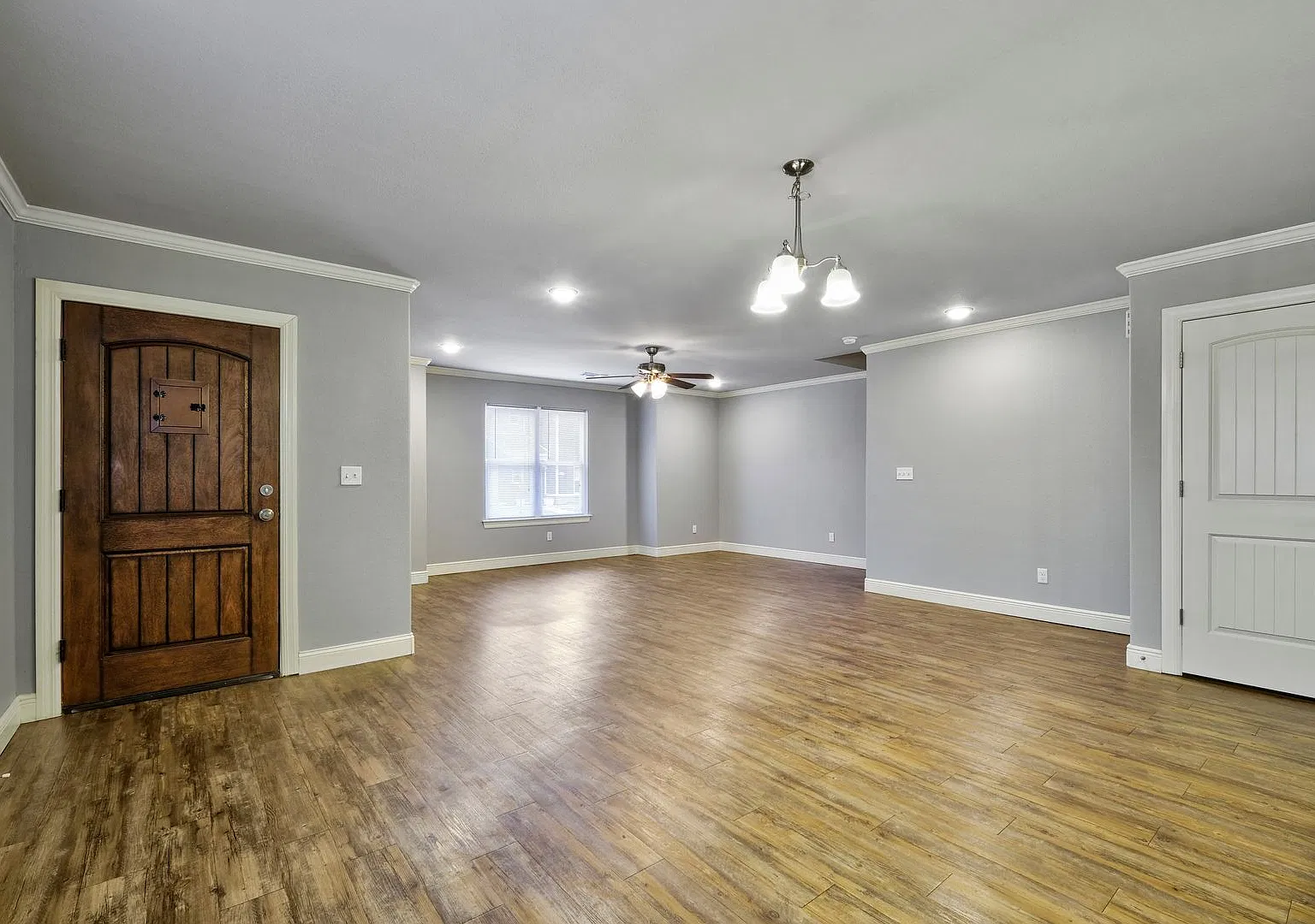 Pre-Leasing 6/11/27 - 3 Bed / 2.5 Bath Duplex With Two Car Garage - Minutes From U Of A! — Photo 3