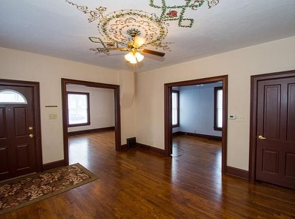 2nd image of 606 W 4th St