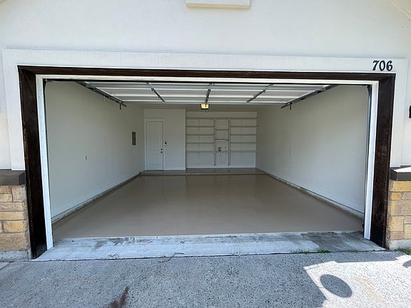 5th image of 706 W Lockhart St