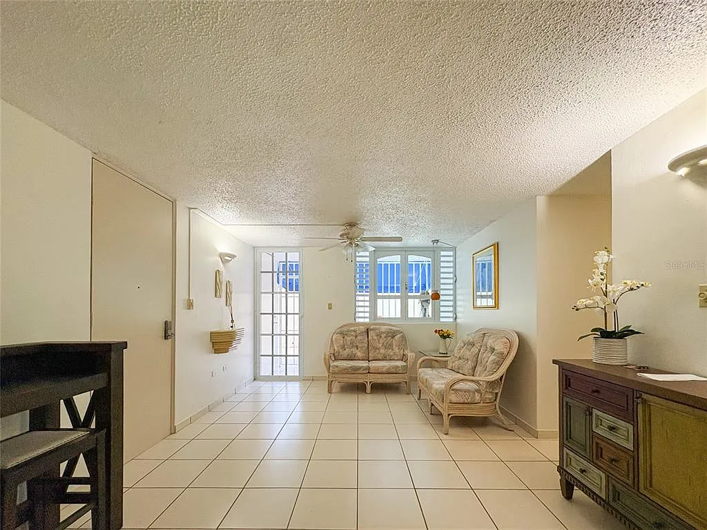 3 bed, 1.0 bath, 914 sqft, $975 — Photo 3