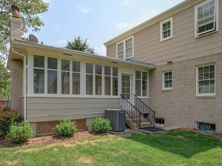 1723 Oakcrest Dr — Photo 20